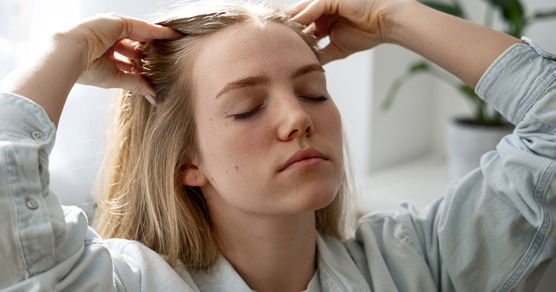Femme qui avait le cuir chevelu sensible et qui peut enfin se toucher le cuir chevelu