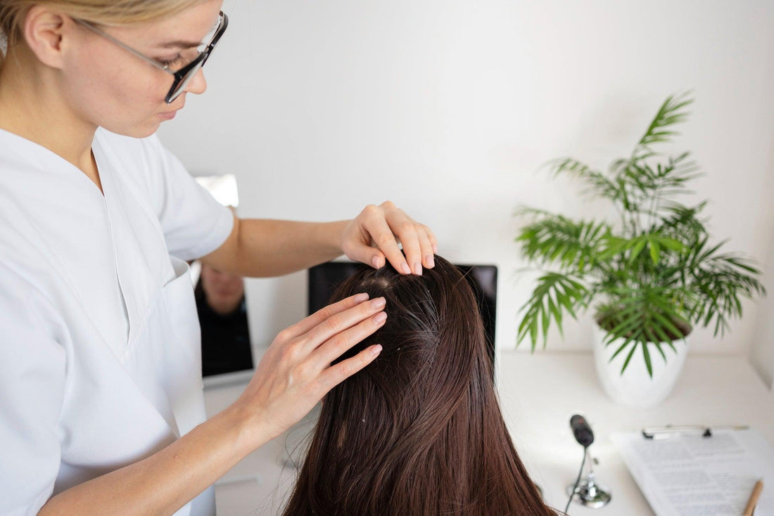 ABC des Pellicules: Connaître les causes et 3 astuces pour les enrayer - Clinique à Deux Cheveux