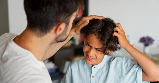 Démangeaisons du cuir chevelu chez l'enfant: Guide pour parents - Clinique à Deux Cheveux