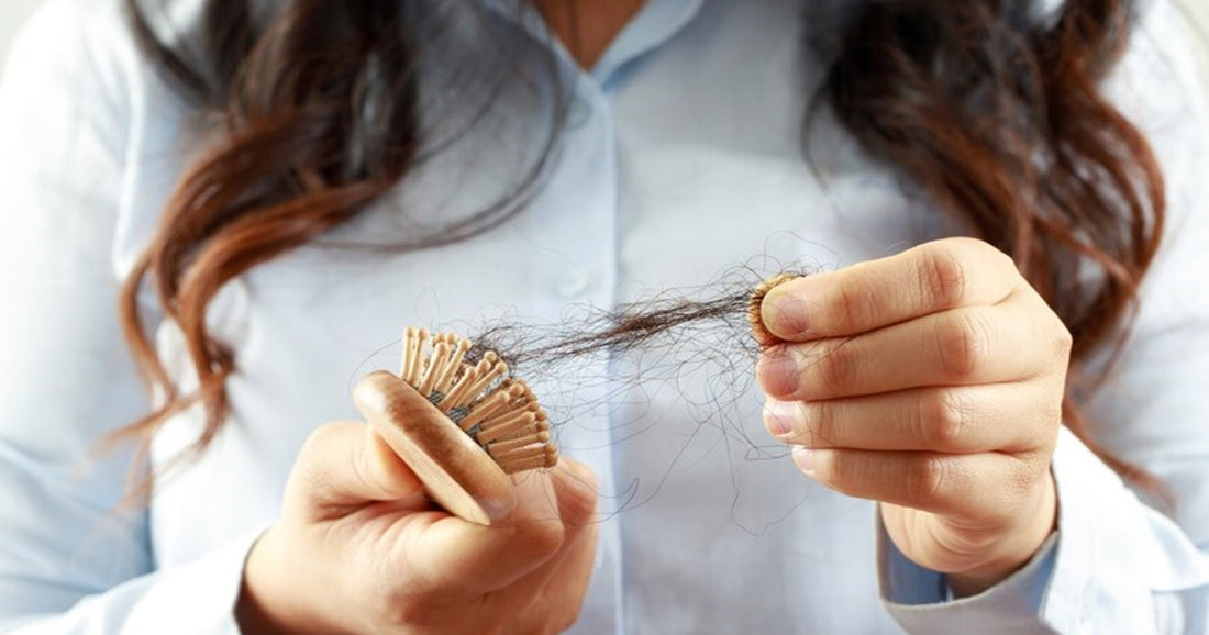 Femme qui perd des cheveux après une mue saisonnière