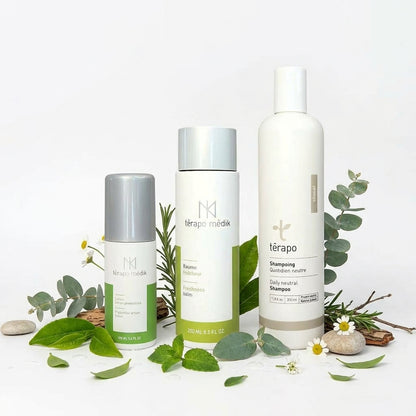Ensemble cuir chevelu sensible avec demangeaisons avec des items naturels autour des produits