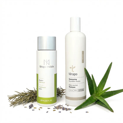Ensemble cuir chevelu sensible avec aloes et romarin à l'arrière plan